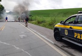 Indígenas fazem protesto e bloqueiam trecho da BR-101 em Joaquim Gomes