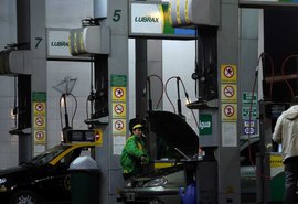 Preço médio da gasolina nas refinarias cai 1,10% nesta sexta-feira