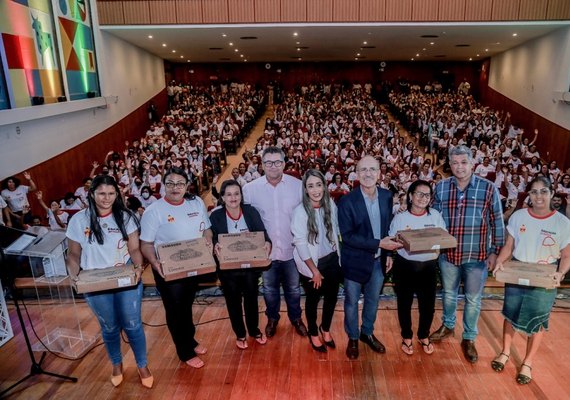 Ronaldo Lopes inicia distribuição de 1.900 computadores para professores e estudantes