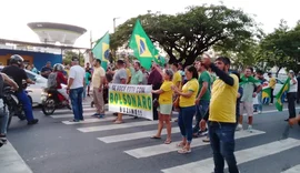Bolsonaristas desbloqueiam Fernandes Lima, mas permanecem nos canteiros
