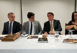 Bolsonaro pede ajuda internacional no combate ao comércio ilegal de madeira