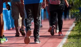 Andar mais de 3 mil passos por dia pode ajudar a frear a progressão do Alzheimer