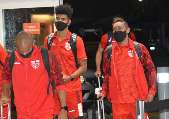 Equipe do CRB embarca para partida contra o Goianésia