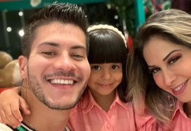 ''De pobre'': filha de Maira Cardi e Arthur Aguiar debocha de celular de cozinheiro