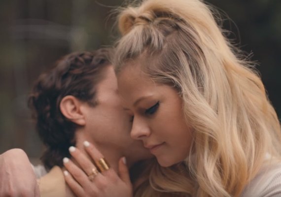 Avril Lavigne aposta em sonoridade inédita para sua carreira em novo single