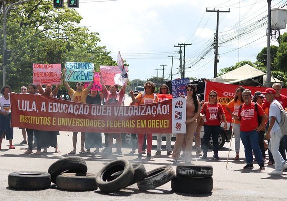 Servidores e estudantes da Ufal fecham entrada do Campus Maceió