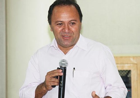 Ufal divulga nota de repúdio sobre vídeo polêmico envolvendo professor