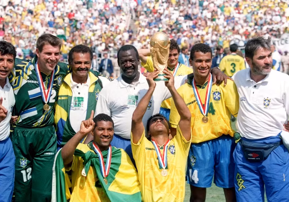 Ex-atacante campeão do mundo em 94 é condenado pela justiça