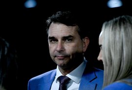 'Da nossa parte, está tudo página virada', diz Flávio Bolsonaro sobre caso Dark Horse