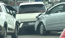 Engavetamento entre quatro veículos deixa apenas danos materiais em Arapiraca