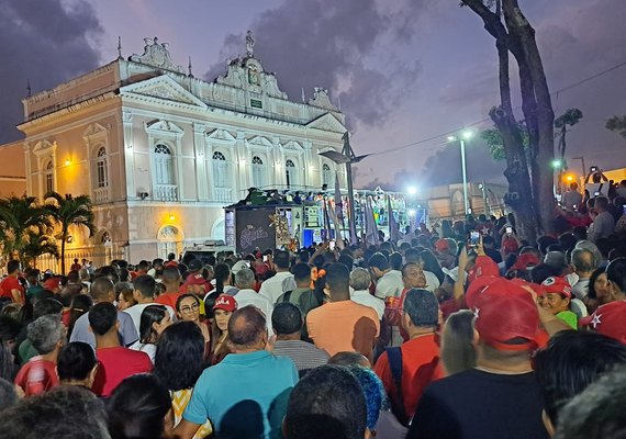 Em Maceió, Lula diz disputar eleição 'contra cidadão que não gosta de nordestinos'; veja vídeo