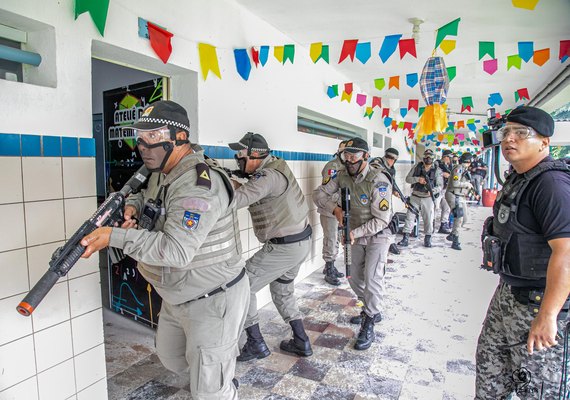 Batalhão Escolar da PM-AL realiza simulado de intervenção em ataque a escolas e capacita policiais