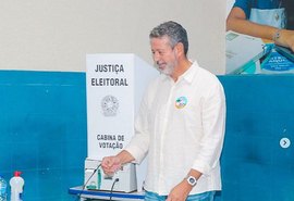Lira vota em Alagoas e diz que voto é 'o maior ato democrático'