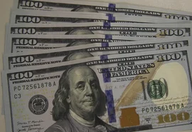 Dólar cai para R$ 4,97 após decisão de Banco Central americano