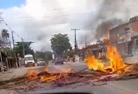 Moradores de Ipioca bloqueiam a AL-101 Norte em protesto contra falta d’água