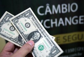 Dólar bate em R$ 5,79, mas BC reduz alta