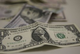 Dólar cai quase 1% e é vendido perto de R$ 5,47