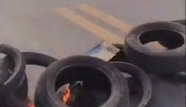 Em Maceió, trabalhadores terceirizados dos Correios incendeiam pneus em protesto por salários atrasados