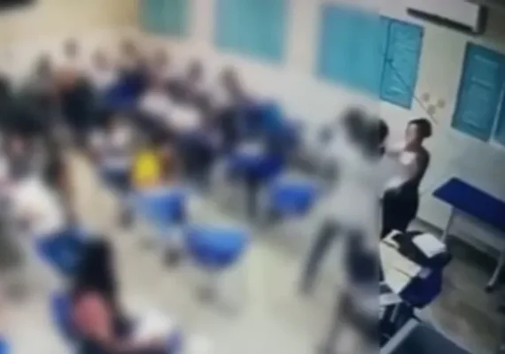 Vídeo: câmera registra momento em que aluno agride professora dentro de sala de aula no interior de AL