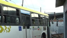 Ônibus sai da pista e atinge quiosque em avenida de Maceió