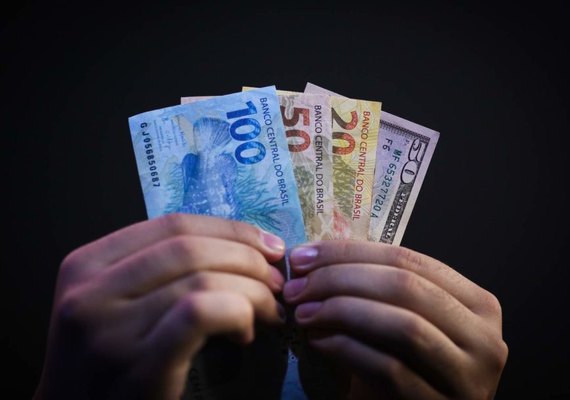 Auxílio Emergencial que antes comprava cesta básica hoje só consegue comprar 23%