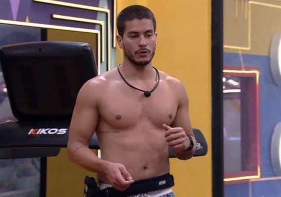 BBB 22: Arthur acredita que seus fãs eliminaram Linn da Quebrada