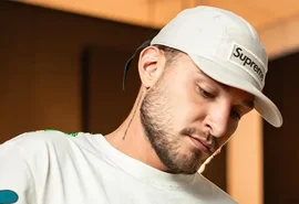 MC Gui sofre queda de moto elétrica após carro da família ser destruído