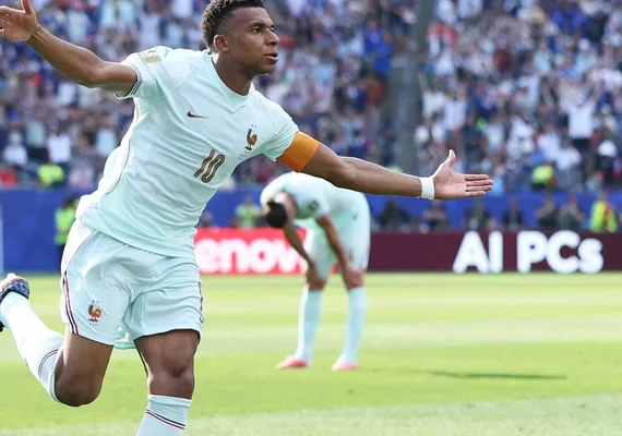 França derrota Marrocos por 2 a 0 e avança à semifinal da Copa