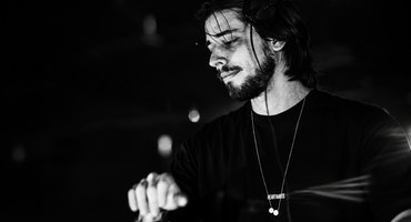 Sábado no 300 Sky Bar: Dorsa conduz a trilha sonora de uma noite acima de São Paulo