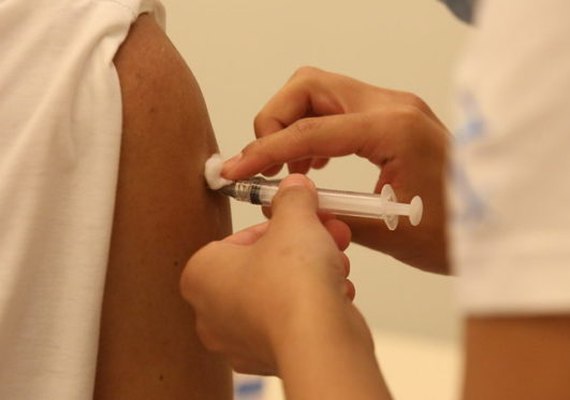 Brasil registra mais de 4 mil denúncias de fura-filas na vacinação