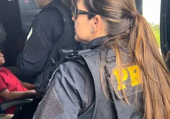 Homem é preso após tocar em seios de mulher e se esfregar na vítima em ônibus de turismo