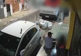 VÍDEO: mulher sofre tentativa de estupro e é agredida com socos e chutes na porta de casa no Jacintinho