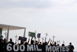 Renan notifica cancelamento de cerimônia que homenagearia as vítimas da Covid-19