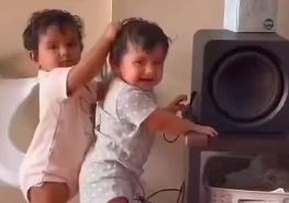 Mãe raspa cabelo de filhas gêmeas para evitar puxões e vídeo viraliza; veja