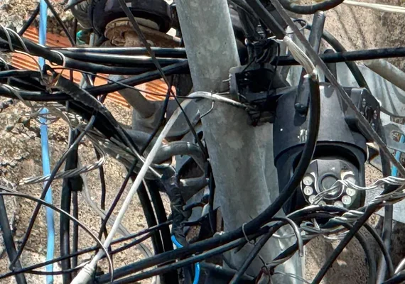 Operação remove câmeras ilegais de postes e apreende equipamentos em Maceió