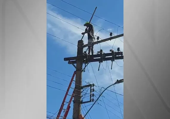 Homem sobe em poste para fugir da PM ﻿e deixa centenas de moradores sem energia ﻿há quase 24 horas