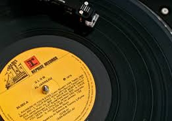 Discos de vinil voltam a vender mais que CDs em 2020