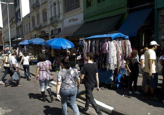 Quase metade dos brasileiros fazem bico para completar renda, aponta pesquisa