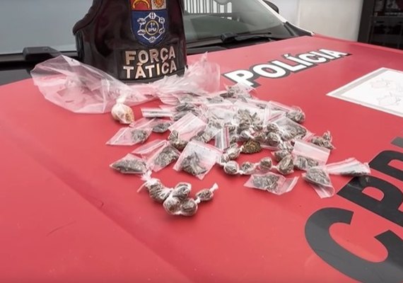 Homem tenta esconder drogas embaixo de mesa e é preso em Maceió