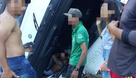 Caminhão capota e deixa homem preso às ferragens na BR-104