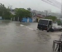 Fortes chuvas: Maceió registra diversos pontos de alagamento e moradores têm casa invadida pela água