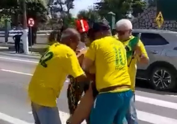 VÍDEO: Mulher aparece nua em ato bolsonarista e é chamada de petista por manifestantes