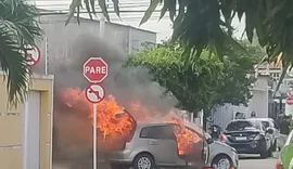 VÍDEO: Veículo pega fogo e fica destruído, no bairro de Cruz das Almas