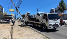 Baú de caminhão tomba e atinge poste na Avenida Juca Sampaio