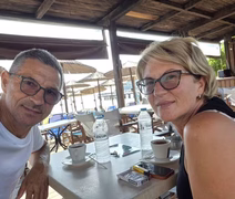 Mulher relata desespero ao segurar marido sugado por janela de avião
