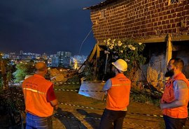 Fortes chuvas provocam desabamentos e deslizamentos em Maceió