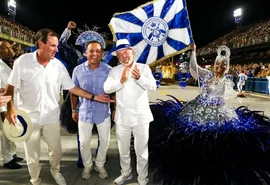 Oposição critica desfile em homenagem a Lula na Sapucaí