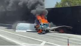 VÍDEO: Avião de pequeno porte pega fogo após pouso forçado em rodovia nos EUA