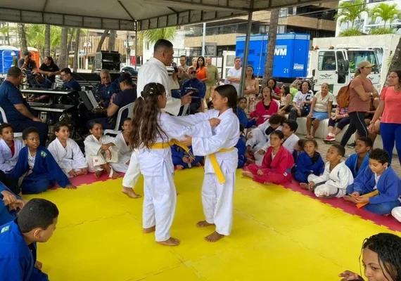 Semsc entrega kits a alunos do projeto Judô na Guarda