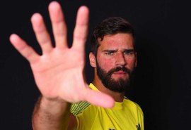 Alisson assina com o Liverpool e se torna o goleiro mais caro do mundo